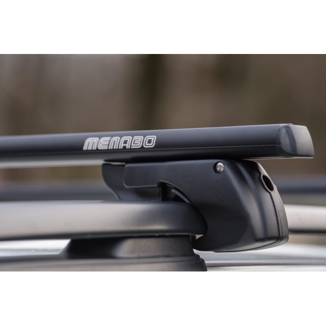 MENABO ΜΠΑΡΕΣ ΟΡΟΦΗΣ ΑΛΟΥΜΙΝΙΟΥ SHERMAN BLACK 120 cm ΣΕ ΜΑΥΡΟ ΧΡΩΜΑ ΓΙΑ Jeep Patriot 5 doors 2007>2012 ΜΕ RAISED RAILS (Παράλληλες Μπάρες με Κενό) - 2 ΤΕΜ. (12280/MB)