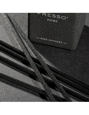 Fresso - Αρωματικό Χώρου με Στικ Molise 100 ml Premium Home Reed Diffuser με FlowScent, Μαύρο Γυάλινο Μπουκάλι και Μαύρα Στικ από Fiberglass - 1 Τεμ. (390020/FRE)